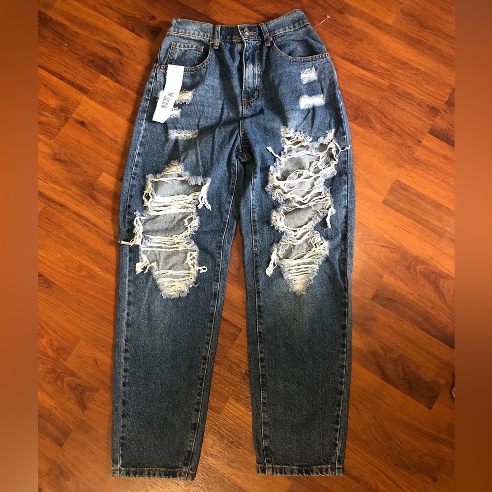 NWT Wax Jeans. Moms Jeans. Size medium. Waist has some stretch. Fits like a 6.